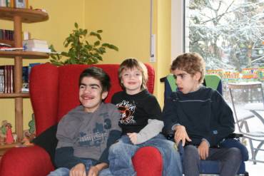 Die Drei auf Jonas neuem Sessel